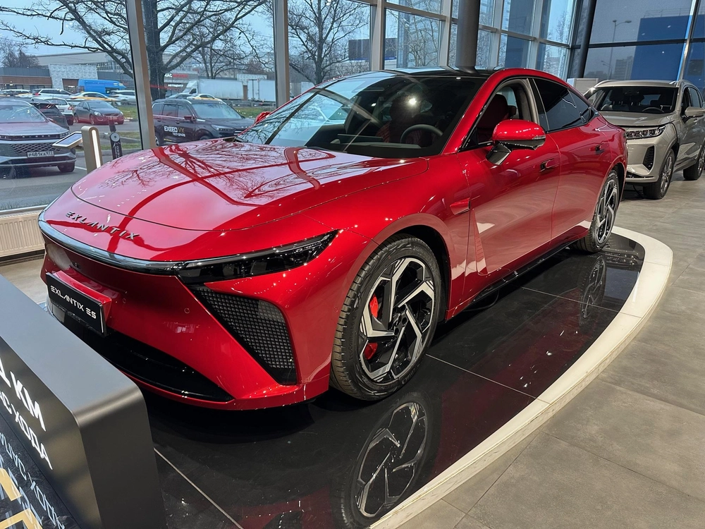 EXEED EXLANTIX ES Base 1.5hyb AT 4WD (469 л.с.)